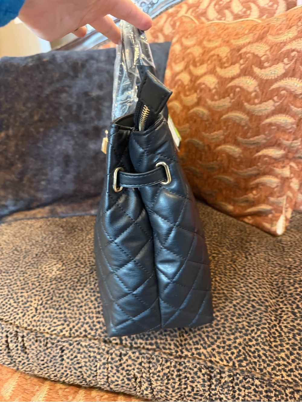 NWT Badgley Mischka a lack Quilted Tote with Gold Tone Hardware and Lock & Key - Picture 11 of 13